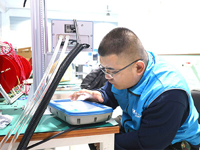 铭族激光工作人员精益求精